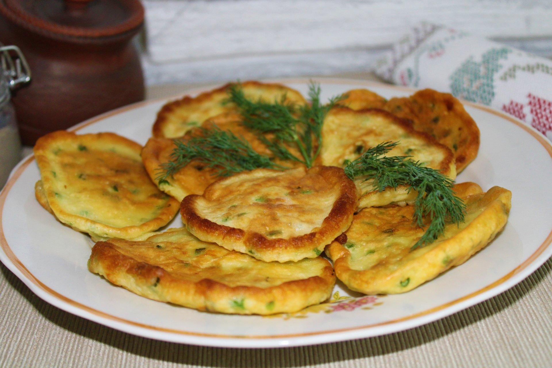 Оладьи на кефире с зеленым луком и яйцом на сковороде рецепт с фото