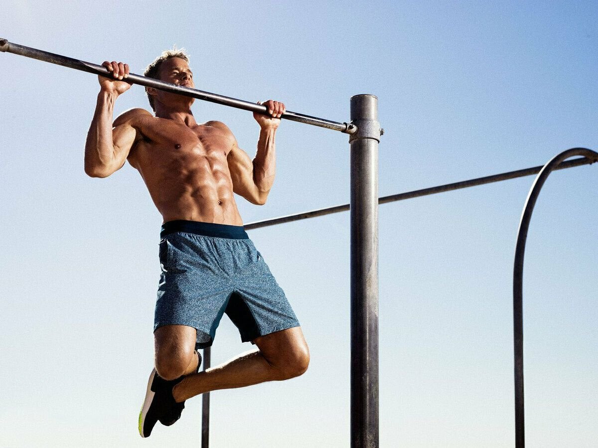 спина на турнике. подтягивание нат турнике. ни разу не подтягиваюсь. турник прикол. упражнения на брусьях.