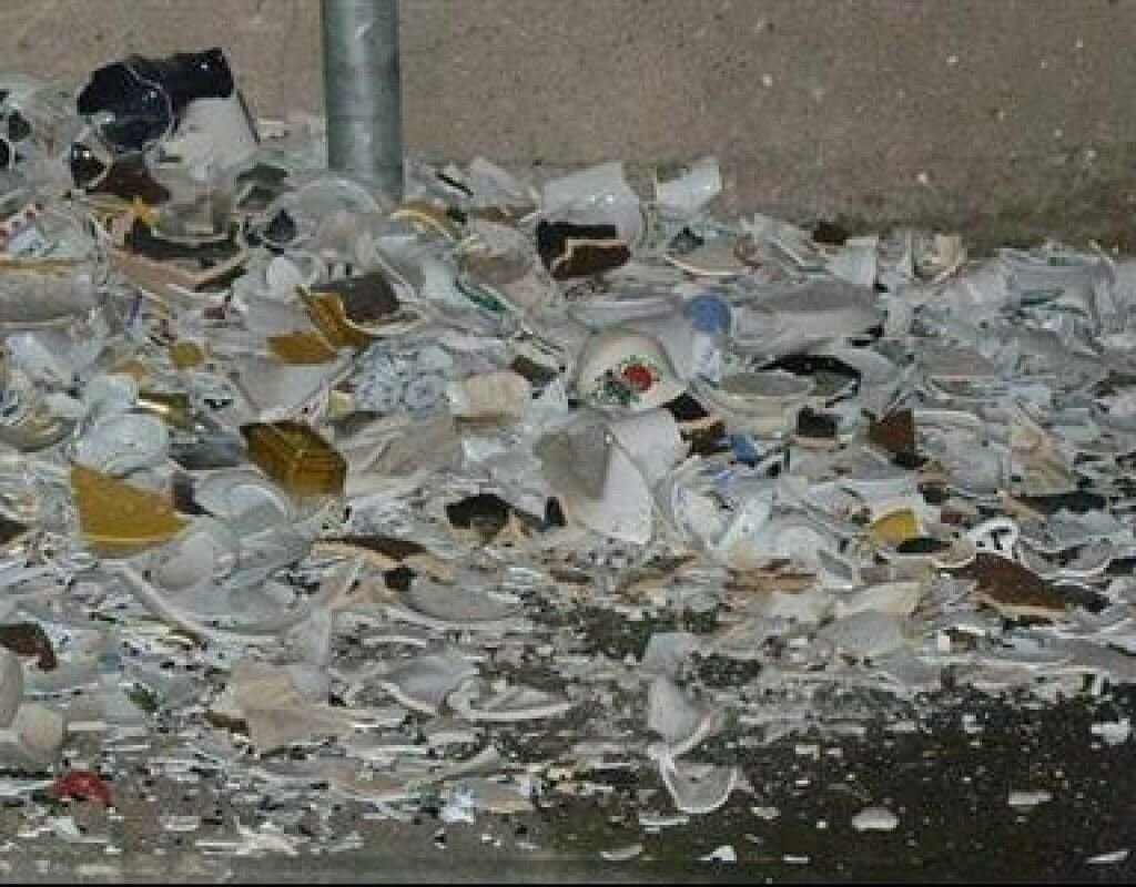 Разбитая посуда. Мечты разбились. Сломанный год. Осколки разбитого сердца. Разбитое стекло в окне.