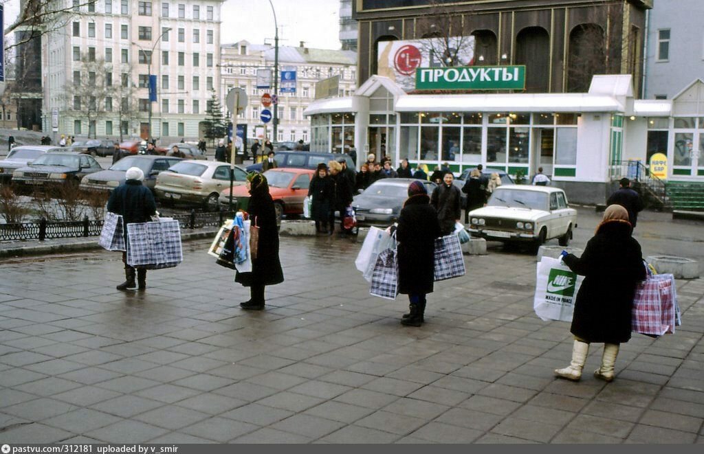 Какая сюжетная линия романа является сатирическим изображением москвы и быта москвичей 30 х годов