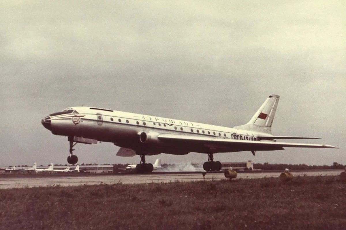 Первый реактивный пассажирский самолет. Ту-104 пассажирский самолёт. Первый Советский реактивный пассажирский самолет ту-104. Ту 104 авиалайнер. Ту 104 1956.