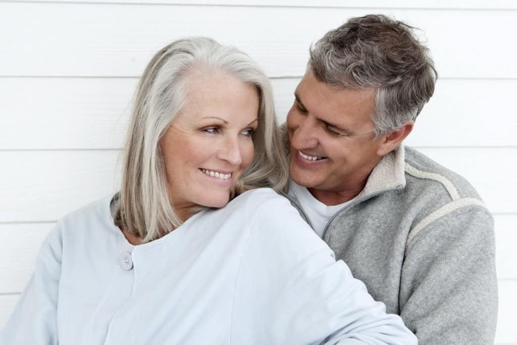 мужчина и женщина среднего возраста. красивый пожилой мужчина. мужчина в 55 ребенок. мужчина в возрасте. красивый пожилой мужчина.