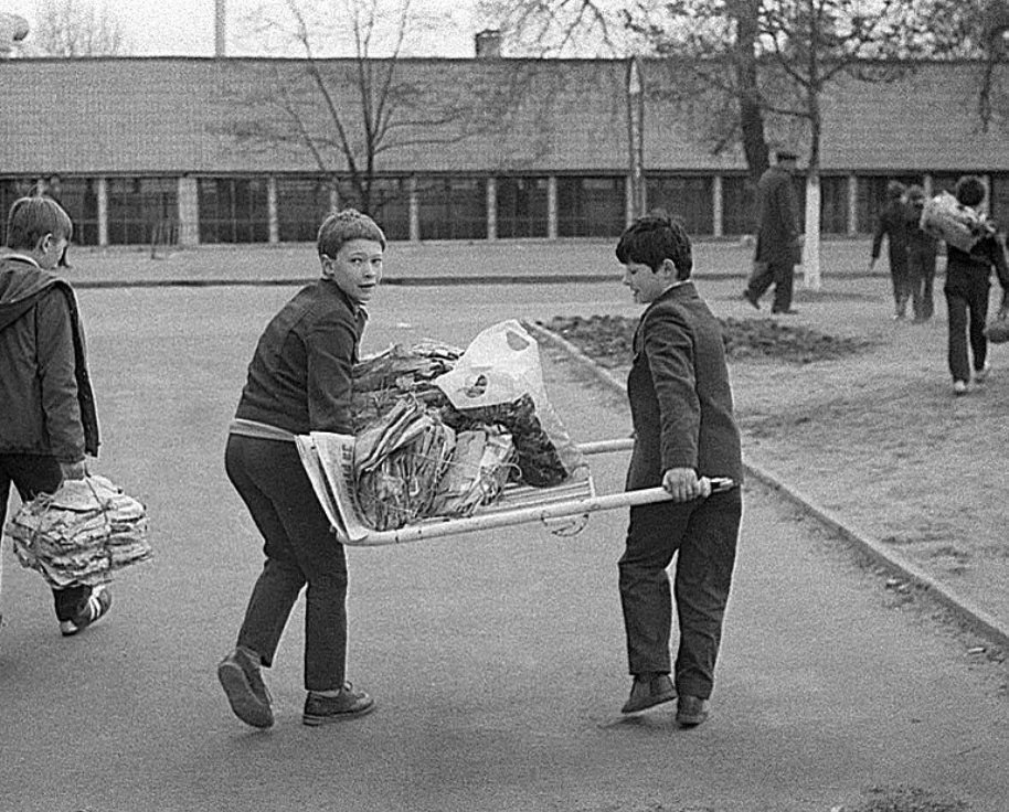 Чем занималось движение в ссср голубой патруль. Сбор макулатуры пионерами в СССР. Сбор металлолома и макулатуры в школах СССР. Сбор металлолома в СССР. Сбор металлолома пионерами.