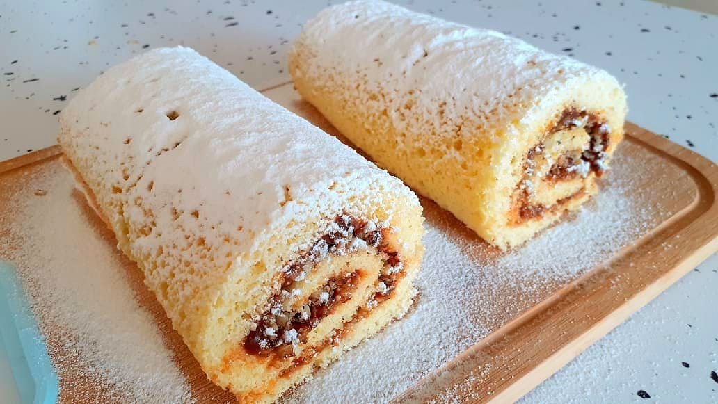 Бисквитный рулет с персиками и вареной сгущенки