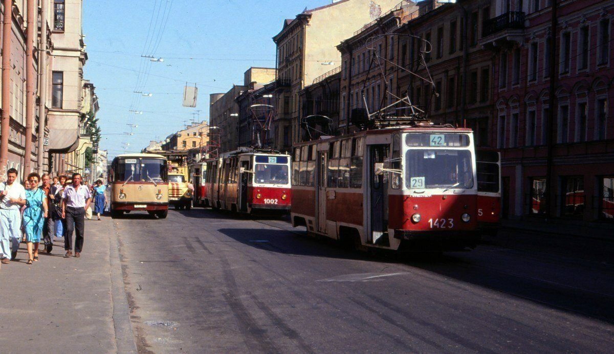 Санкт петербург 90 х. Ленинград 1992. Трамваи Санкт-Петербурга в 90-е. Лиговский проспект в 90. Лиговский проспект в 90 е годы.