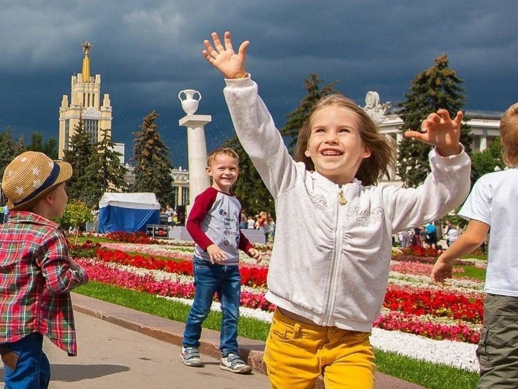 День города семейные. Дети в городе. Счастливое мирное детство. Город счастливых детей. Дети на экскурсии.