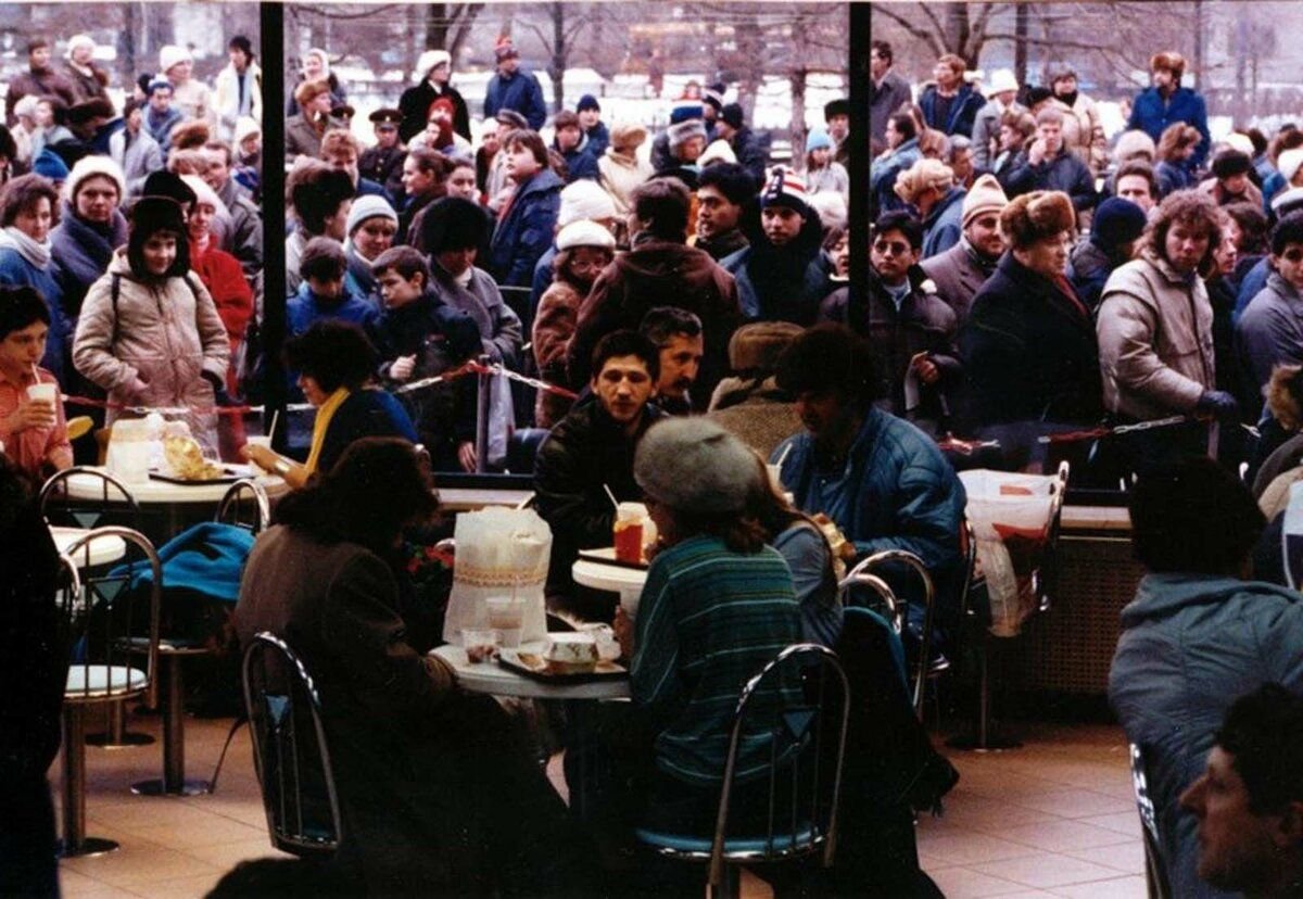 В каком году открылся. Очередь в первый макдональдс в Москве 1990. Первый макдональдс в Москве 1990. Открытие первого Макдональдса в Москве в 1990 году. Очередь в макдональдс 1990 Москва.