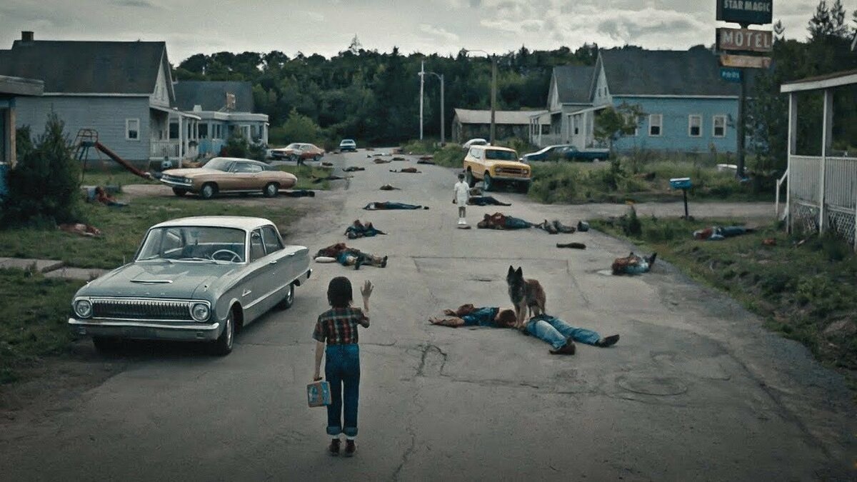 Сериалы сша 2022. Барбара крэмптон извне 1986. Извне город. Извне город. Шон мажумдер извне.