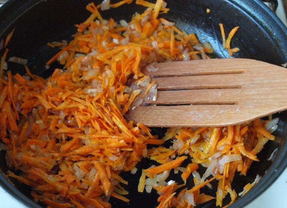 Пассировка это. Пассерование лука и моркови. Пассировка лука соломкой. Пассированный лук и морковь. Жареная морковь с луком.