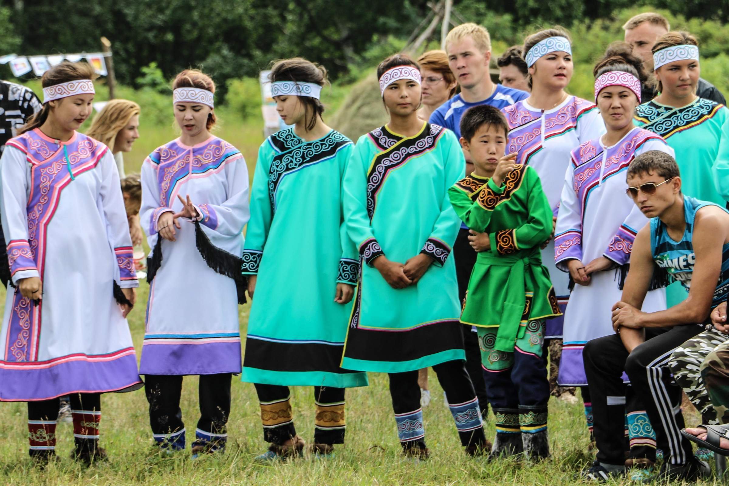 Как называют сахалин в народе. Нивхи сахалина национальная одежда. Площадь сахалинской области. Традиции коренных малочисленных народов севера сахалинской области. Коренные малочисленные народы севера сахалина.