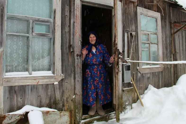 Дома старухи видео. Деревенский дом старушка. Бабушка в деревенском доме. Бабушки в заброшенных деревнях. Старый дом бабушки.