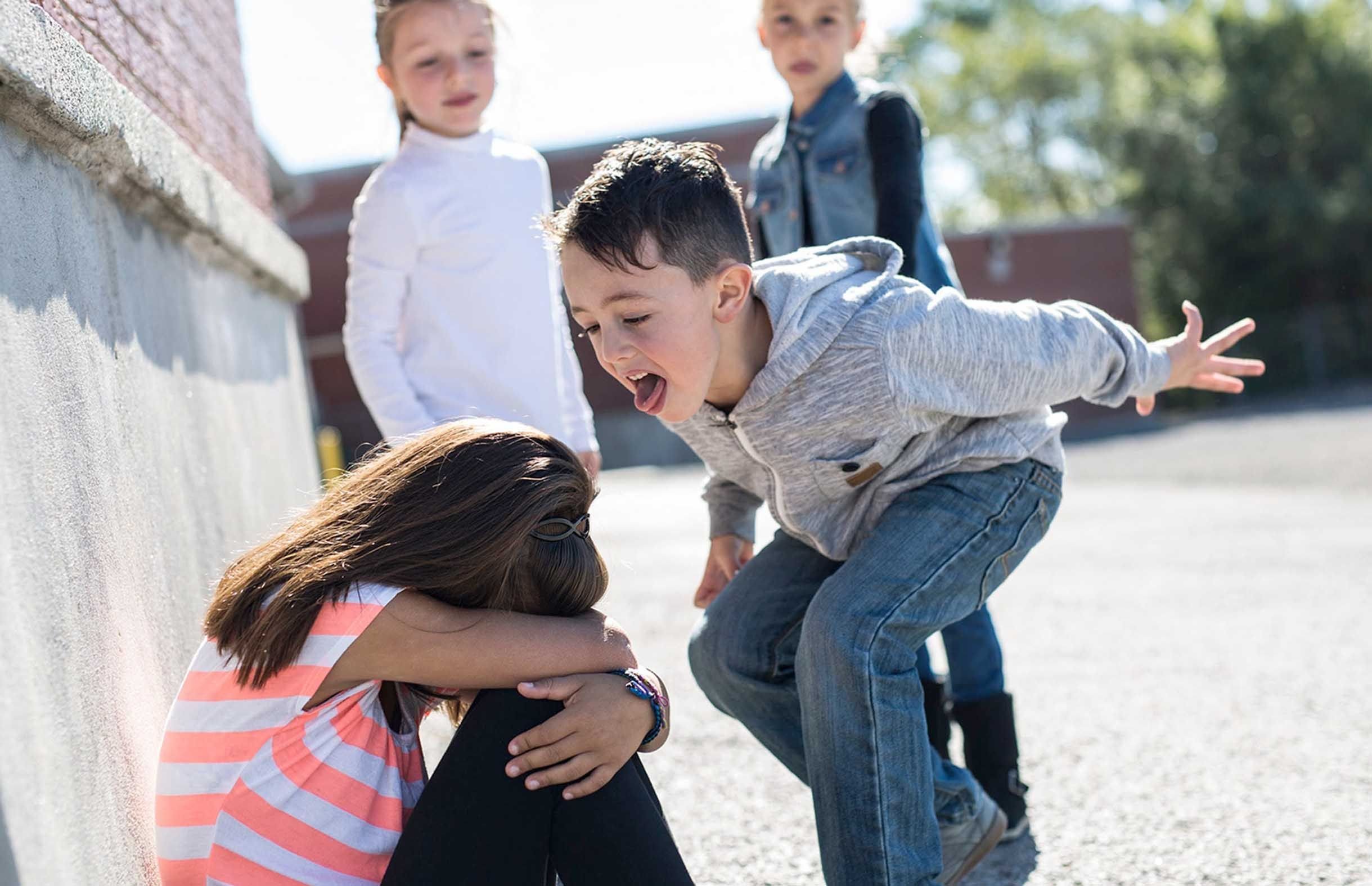 Агрессия подростка. Буллинг. Травля детей в школе буллинг. Буллинг в школе. Ребенок избегает сверстников.