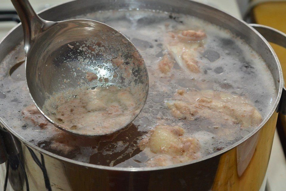 Уксусы. Бульон в кастрюле. Мясокостный бульон. Добавить уксус в бульон. Проба варкой.