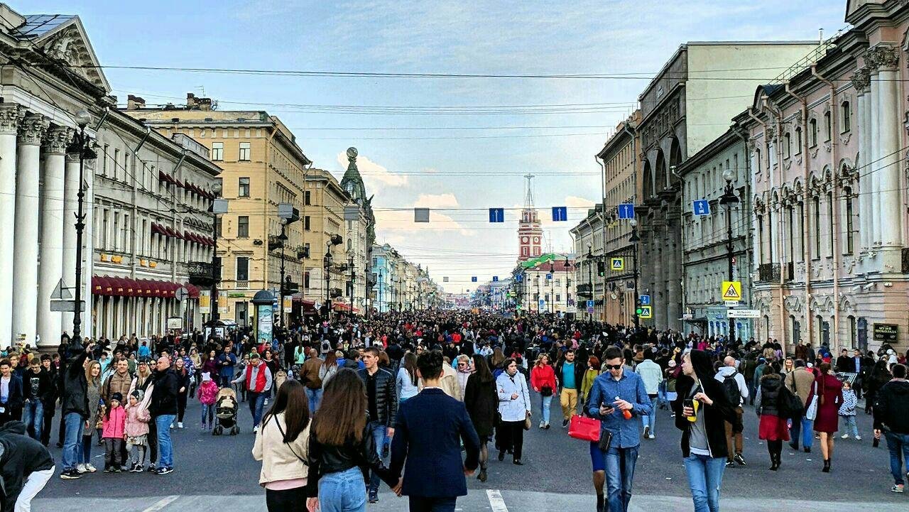 Жители питера. Невский проспект людно. Санкт Петербург Невский проспект люди. Невский проспект 35 в Санкт-Петербурге. Люди на улицах Питера.