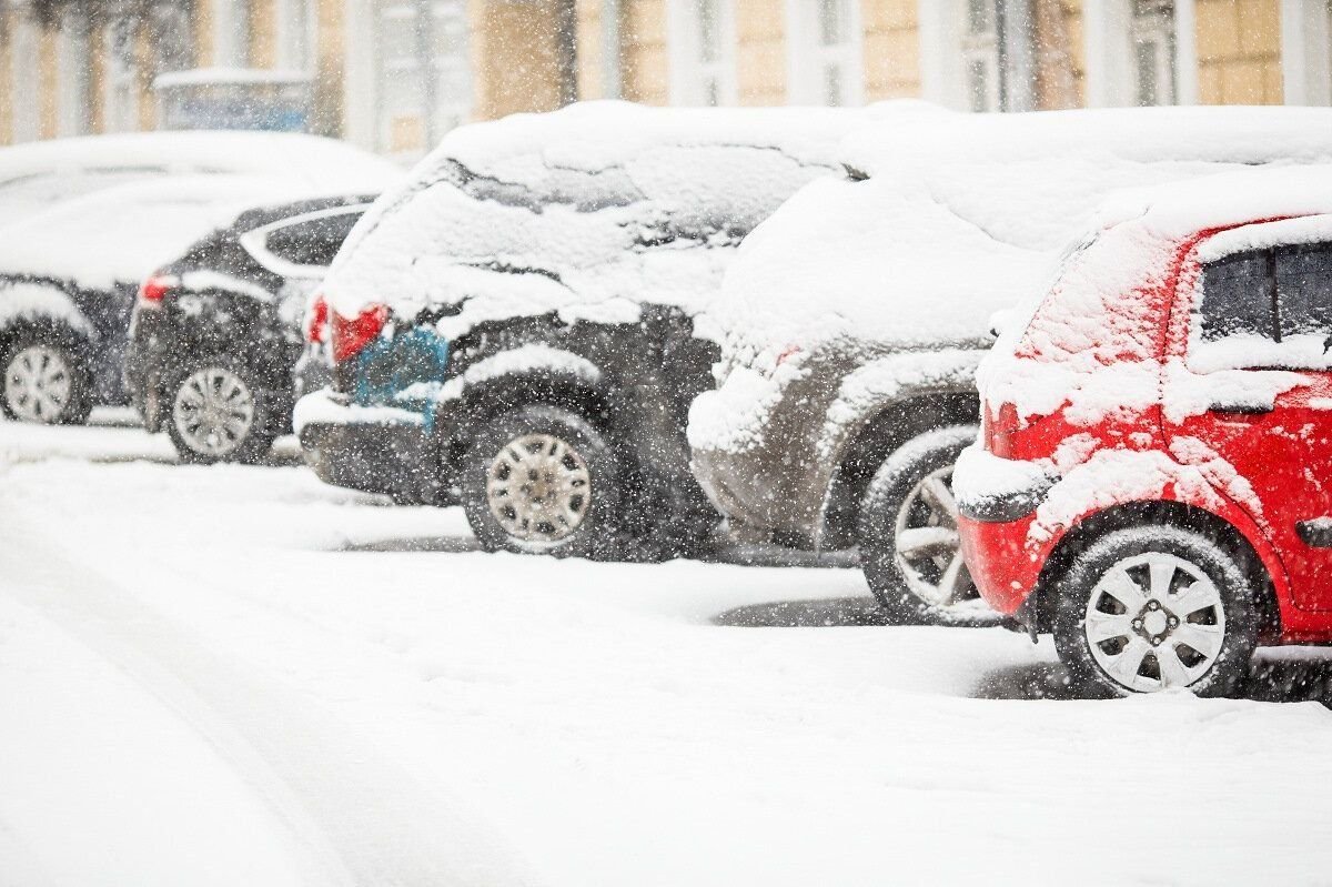 Зимний автомобиль. Машина под снегом. Автомобиль зима. Авто в снегу. Заснеженная машина.