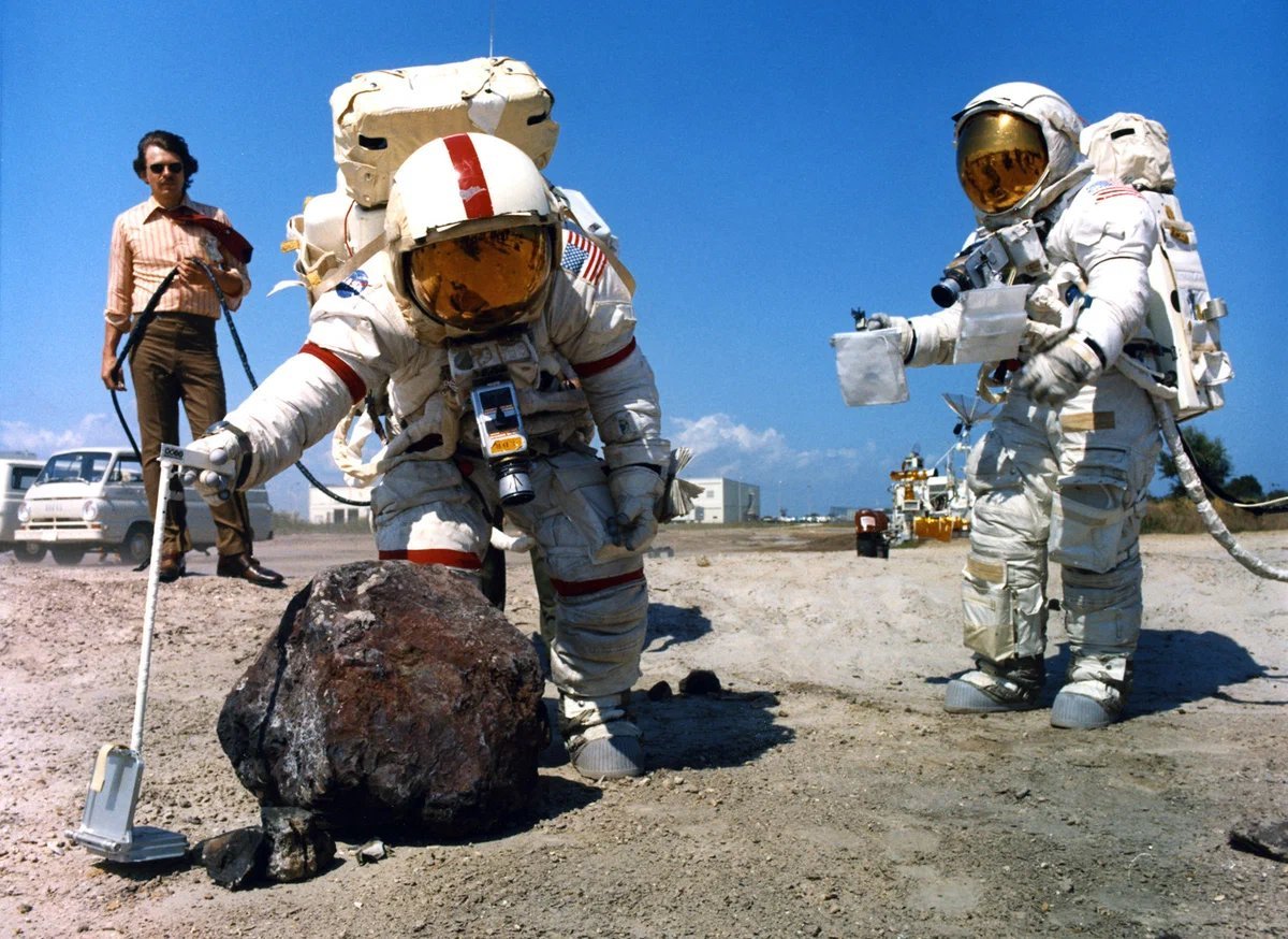 Первые в космос полетели американцы. Миссия Аполлон 11. Скафандр Аполлон 11. Астронавты миссии Аполлон. Тренировки астронавтов Аполлон.