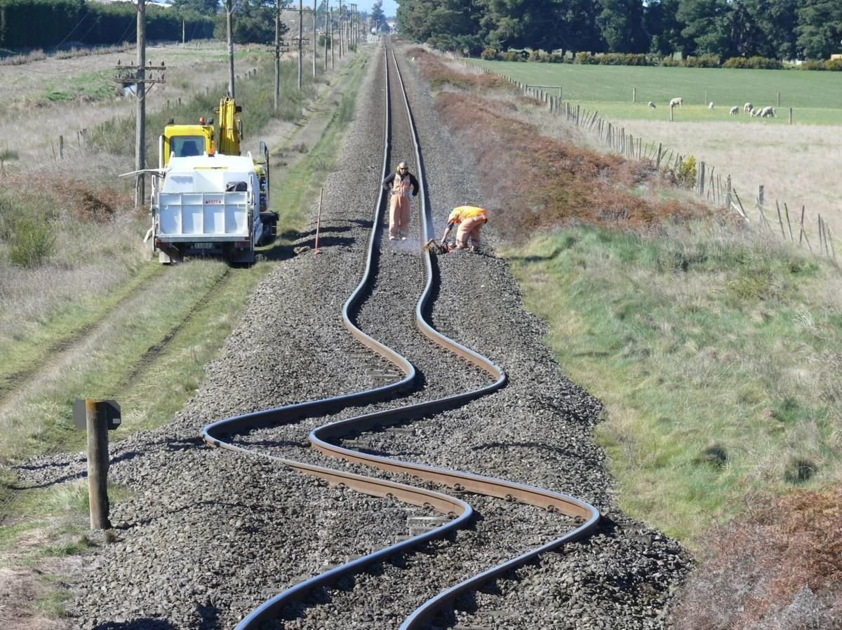 Por que hay piedras en las vias del tren