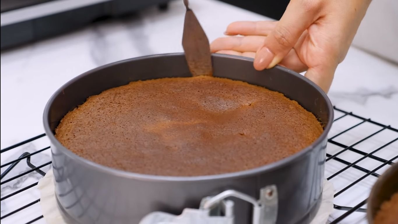 Форма для торта в духовке. Бисквитный торт магазинный. Бисквит в холодную или горячую духовку. Недопеченный пирог. Бисквит в духовке.