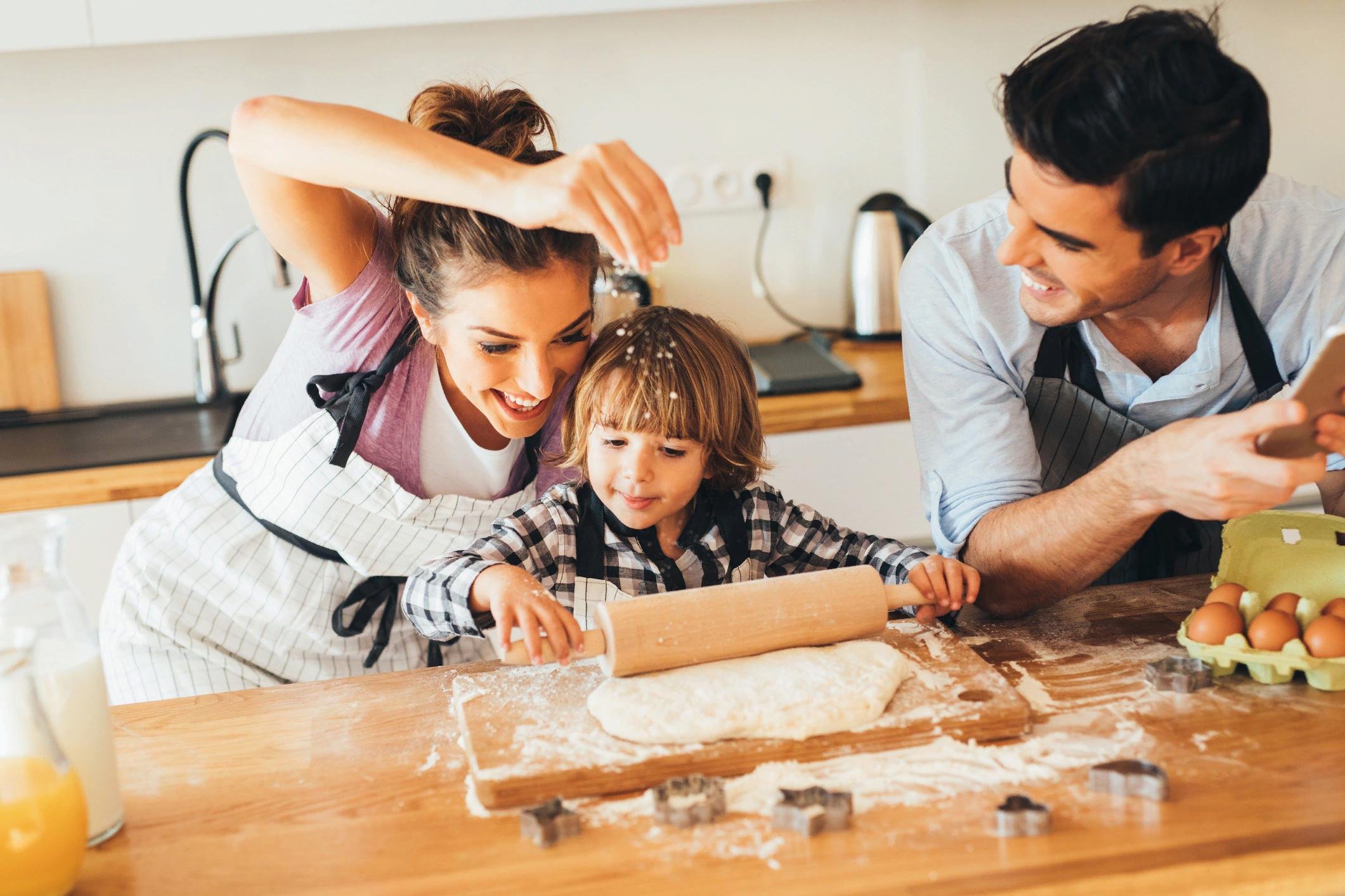 Making family. Семья готовит блины. Семейная фотосессия на кухне с мукой. Семья готовит печенье. Семейная фотосессия на кухне с тестом.