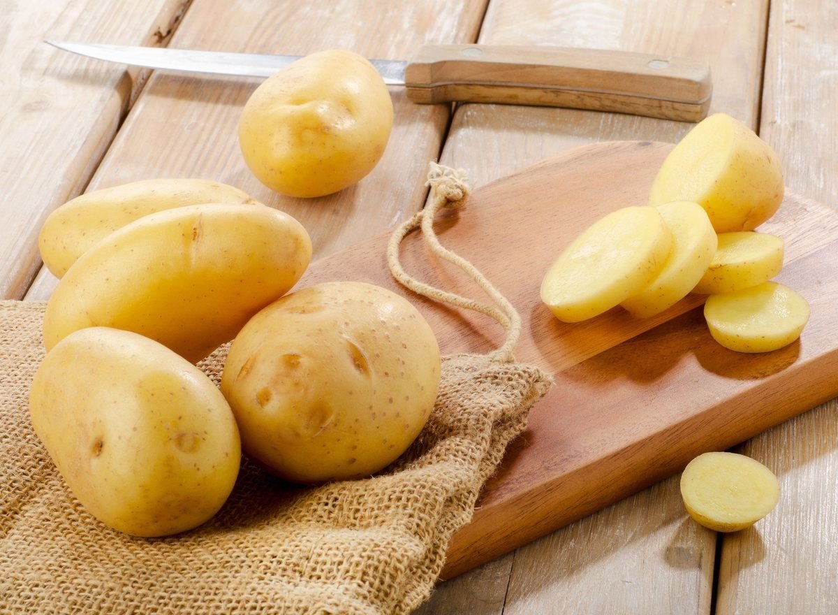Сонник картошка видеть. Картофель. Сырая картошка. Картофель красивый. Картофель очищенный.