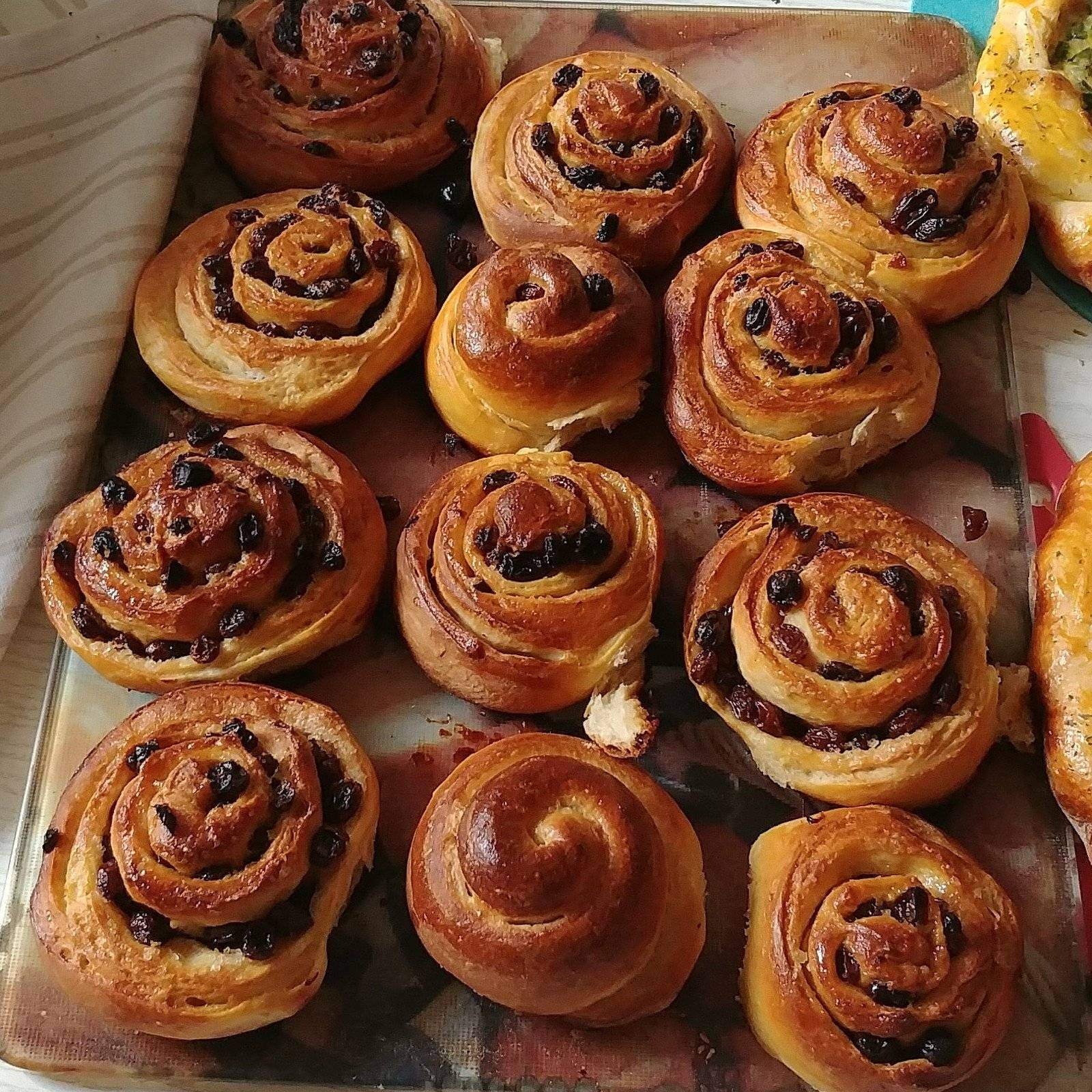 Виды выпечки. Булочки с изюмом. Булочка улитка. Булочка улитка с корицей. Булочки с корицей и изюмом.