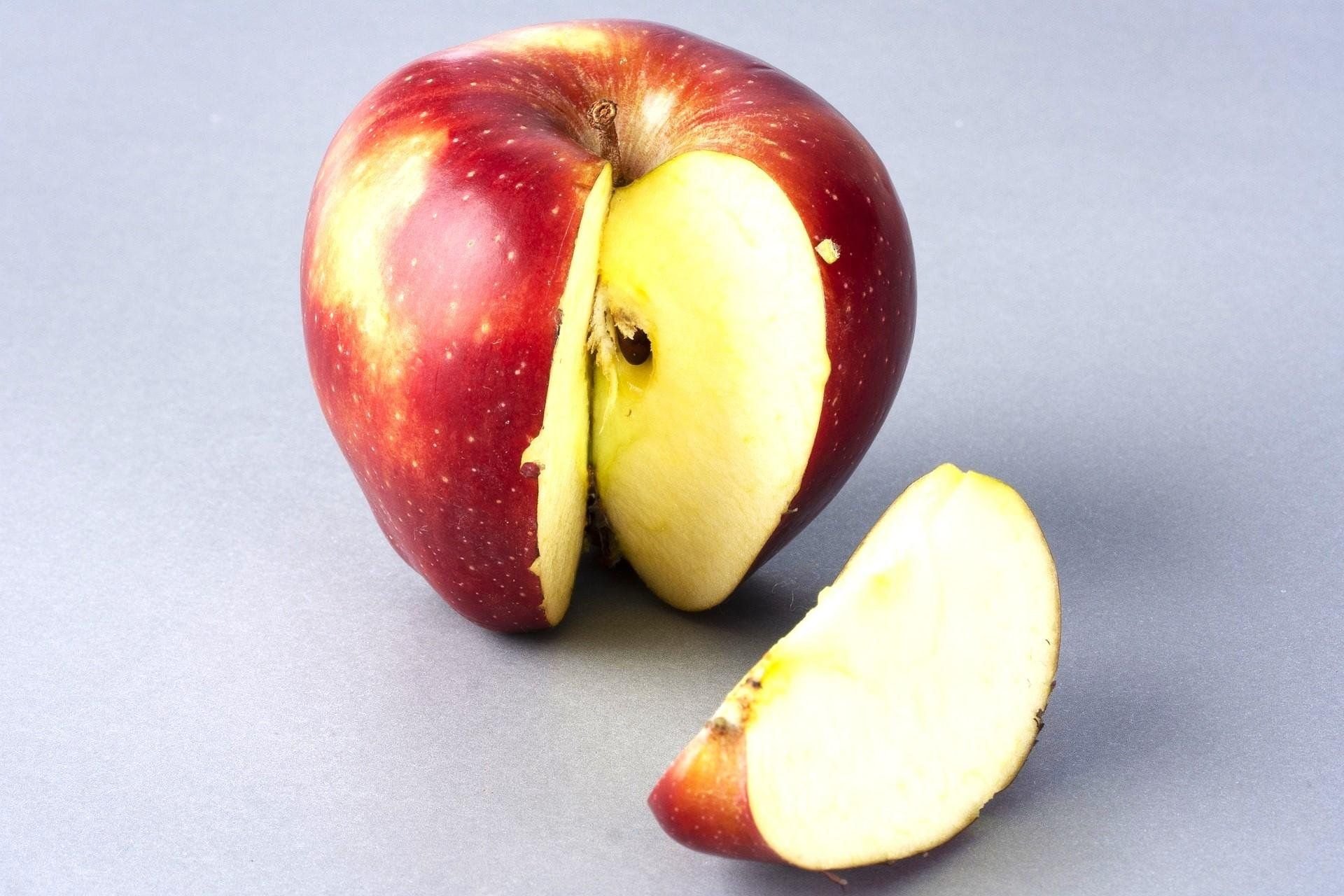 Две трети яблока. Срез яблока. Кусок яблока. Четверть яблока. Долька яблока.