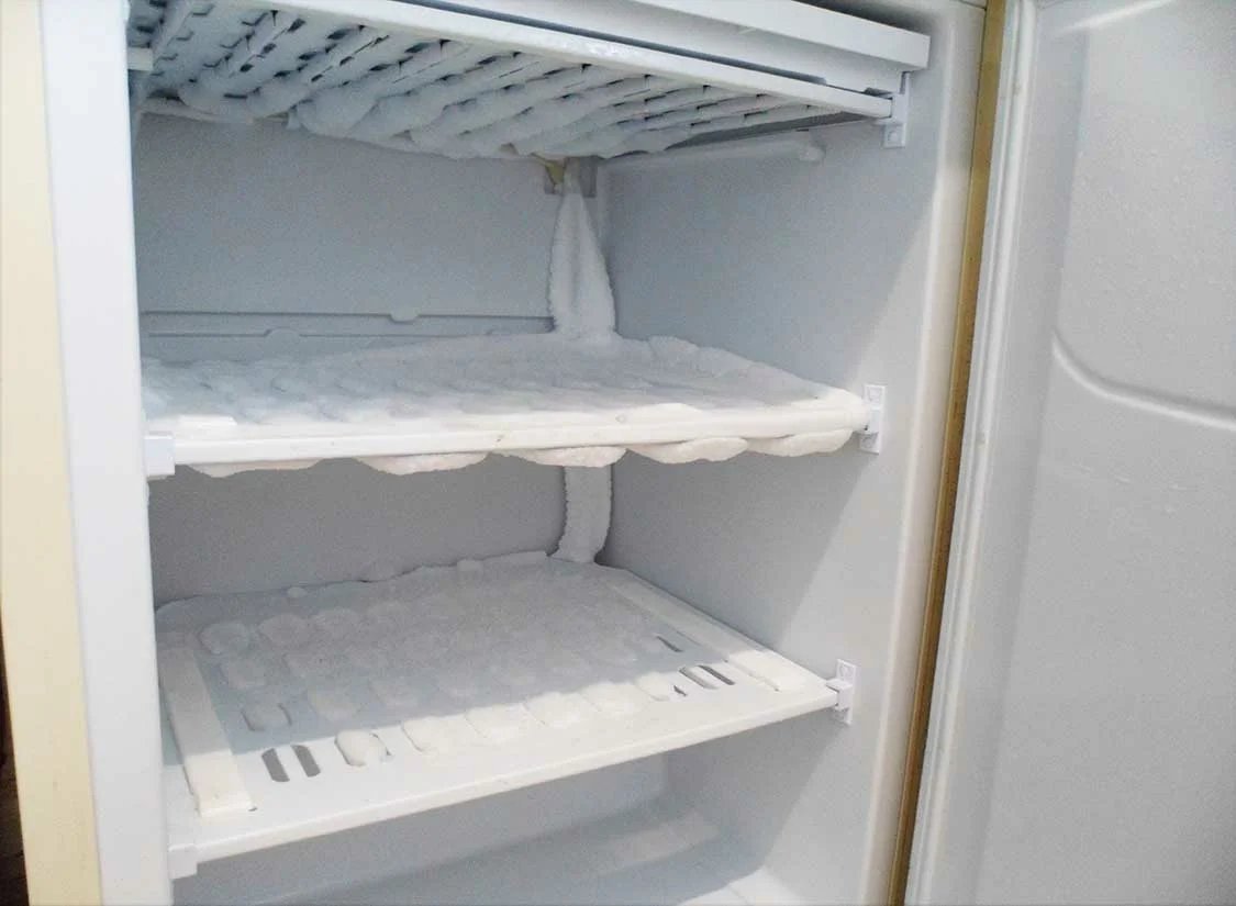 Морозильный ларь liebherr gtp 2356. Лед в морозилке. Морозильник hauswirt hfd 121 кронштейн. Как открыть морозильную камеру. Как снять крышку с ящика морозильной камеры бирюса.