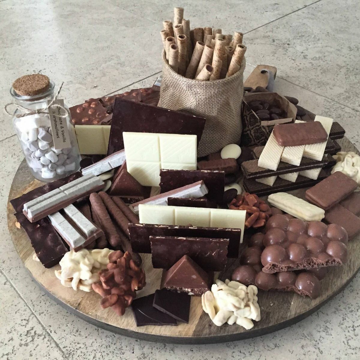 Шоколадные конфеты на тарелке