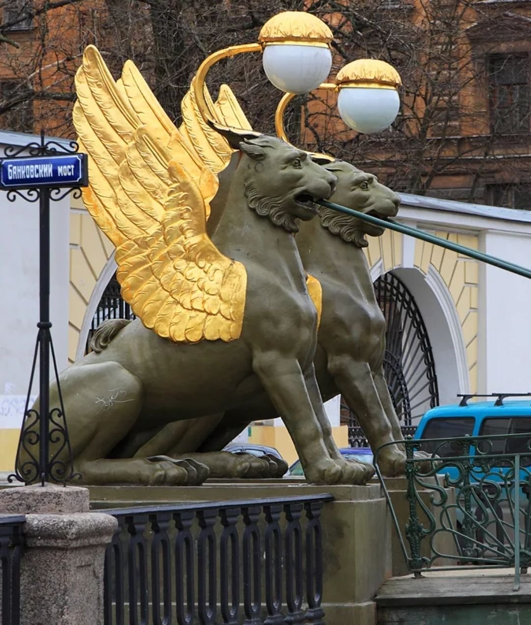 грифоны на банковском мосту в санкт петербурге