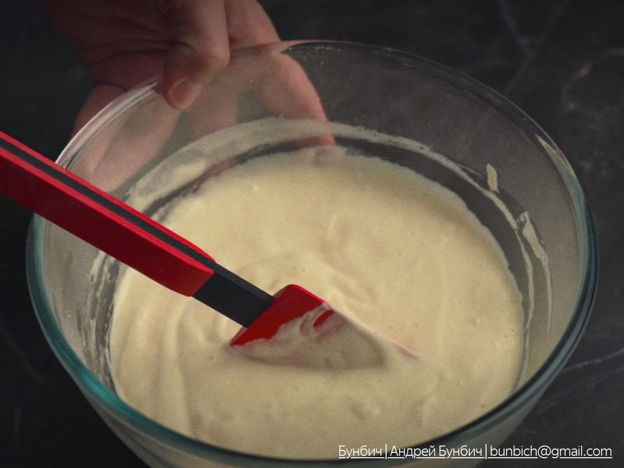 пиалка яйцо кипяток. зачем в тесто добавляют кипяток. зачем в тесто добавляют кипяток. бисквит на молоке и растительном масле и кипятке рецепт. зачем нужен кипяток в бисквите.