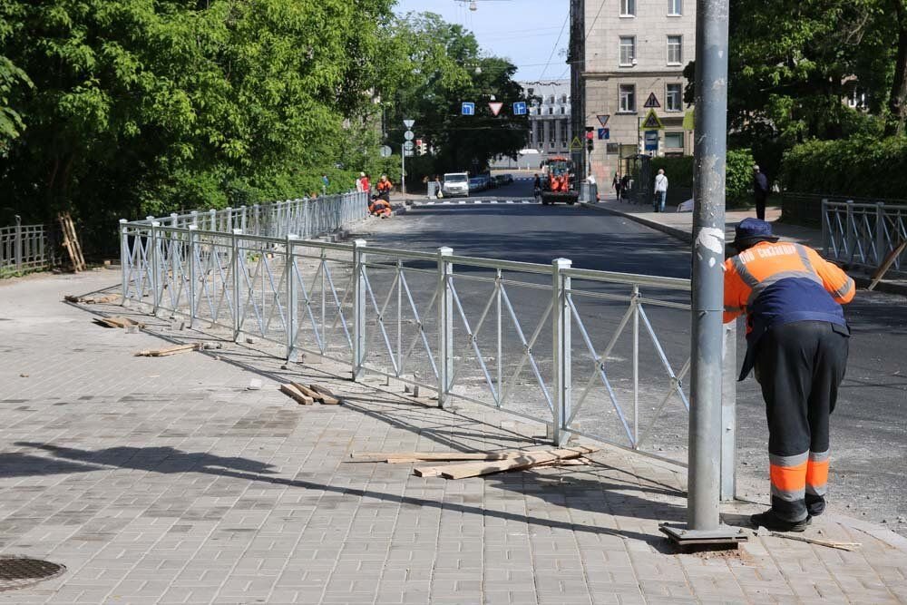 Установлена ограждения. Ограждение вдоль тротуара. Ограждение тротуара от проезжей части. Ограждение трамвайных путей. Забор на проезжей части.