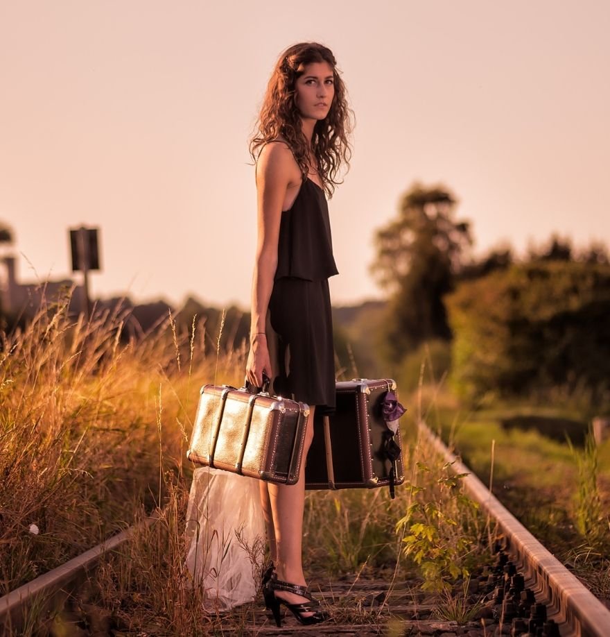 автостопщики девушки. девушка голосует на трассе. девушка с чемоданом на дороге. девушка на дороге. девушка с чемоданом.