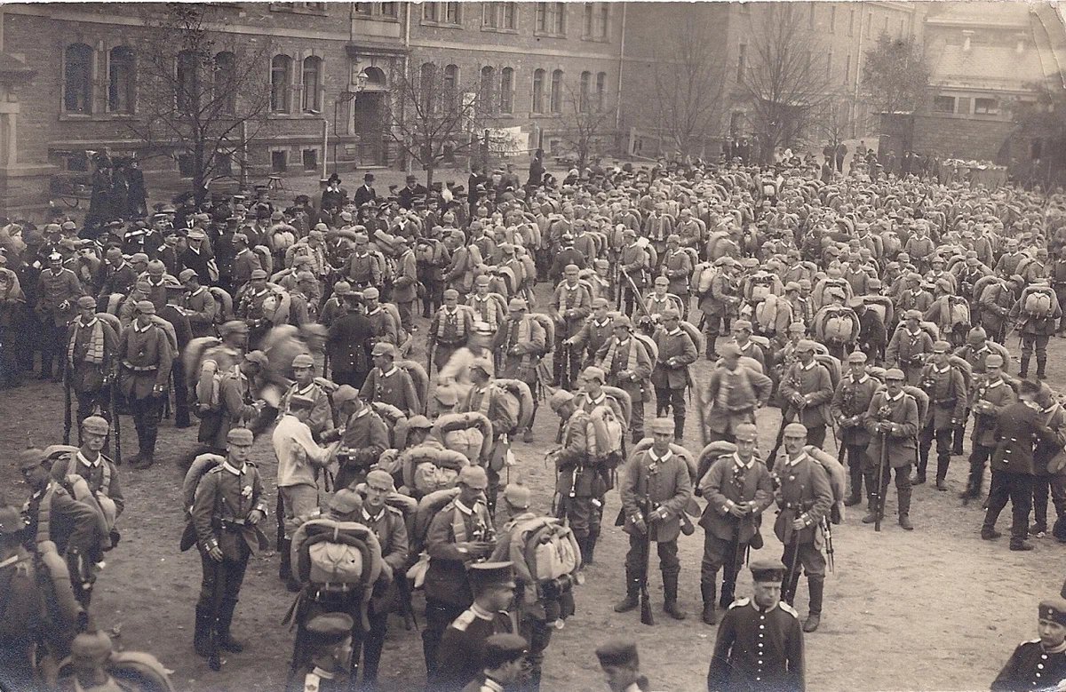 Перед отправкой. Немецкие солдаты в Версале 1914. Немецкие солдаты справляют Пасху. Движение сопротивления (Германия). Отправка на фронт 1914.