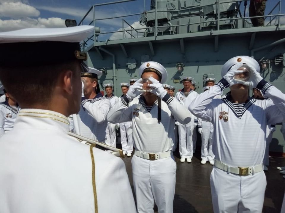 На корабле несколько кошек несколько матросов. Матрос на флоте. Военный корабль с моряками. Морские традиции. Матрос ВМФ.