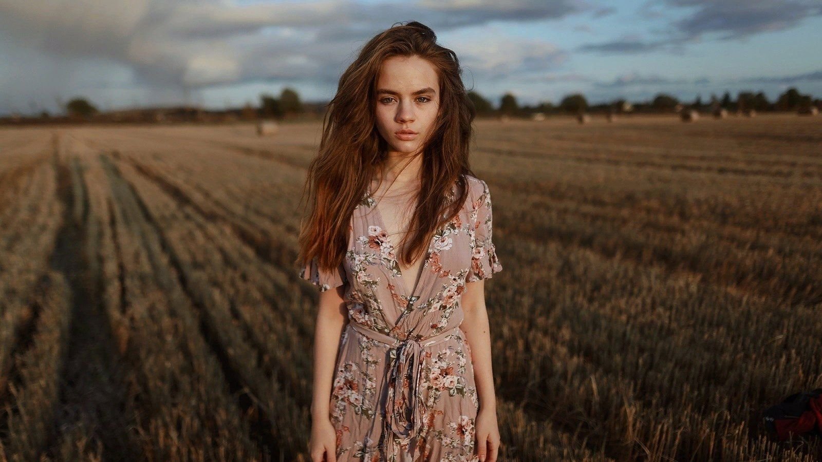 Girl field. Девушка в поле. Фотосъемка в поле. Девочки подростки на поле. Девушка в поле фотосессия.