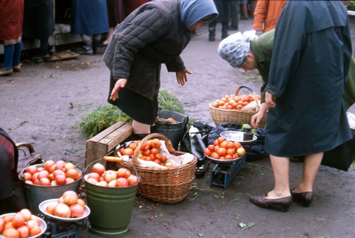 Бабки на базаре фото