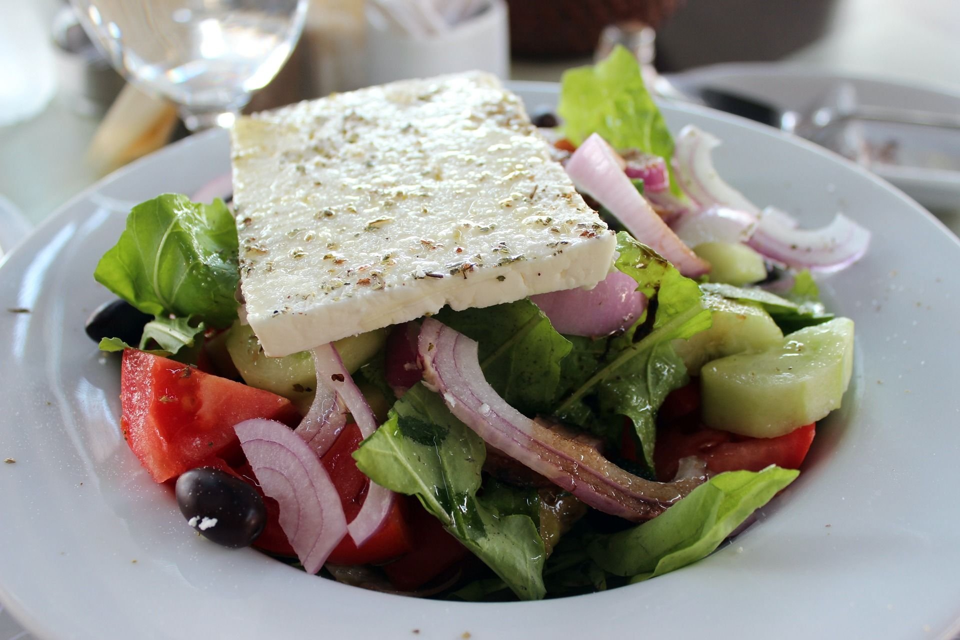 Рецепт салата греческий классический. Greek Salad(греческий салат). Греческий сыр Фета. Греческий салат с сыром фетакса. Греческая кухня Фета.