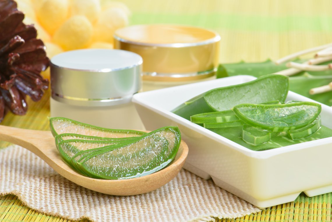 Сок алоэ для лица в домашних условиях. Aloe Vera. Компресс из алоэ. Косметические средства с алоэ.