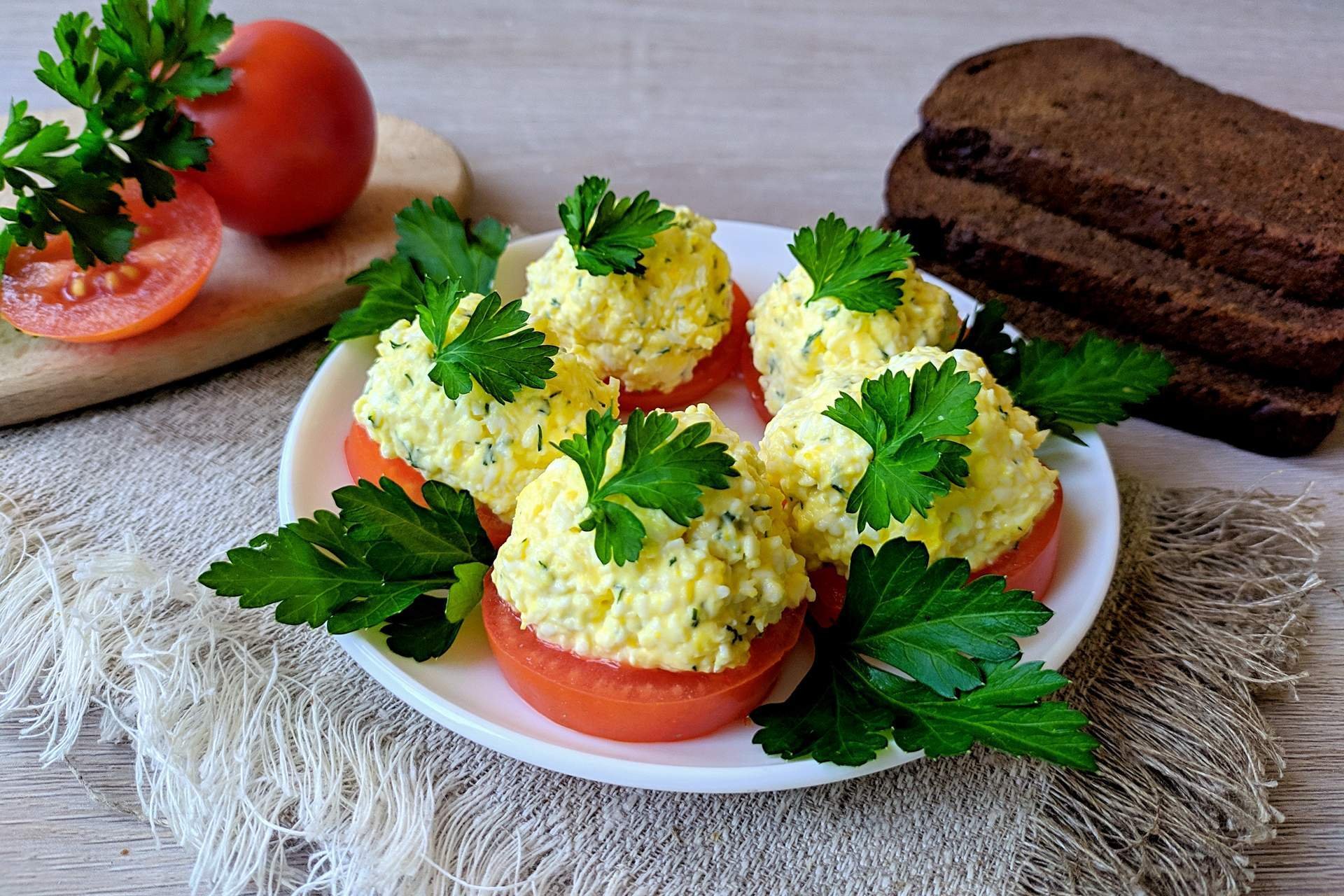 помидоры с сыром и чесноком и яйцом к столу