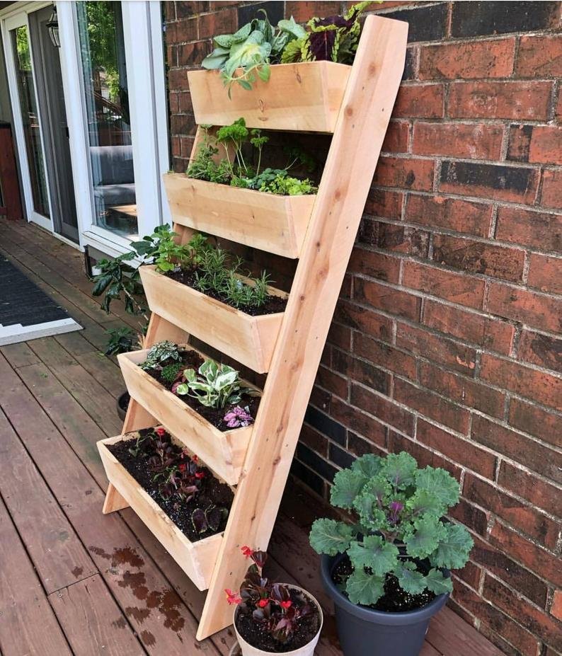 Сделай вертикально. Vertical Cedar Ladder Planter. Вертикальные грядки. Клумба для клубники. Вертикальные грядки для цветов.