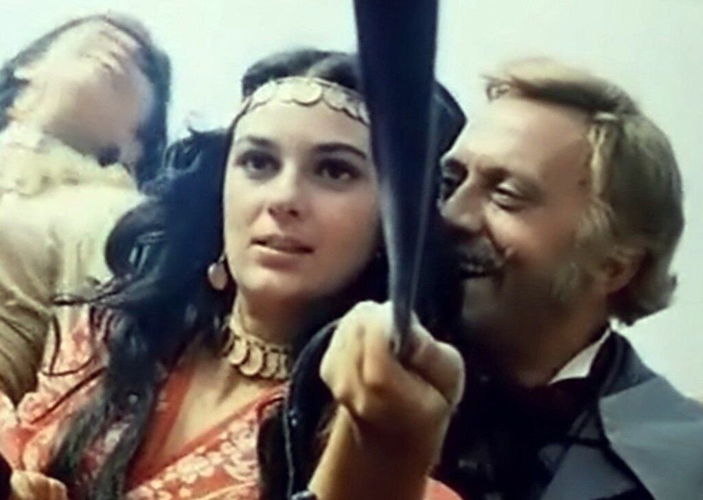 табор уходит в небо актриса 4 буквы