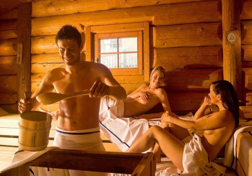 как мужчина и женщина моются в бани голыми фото 96