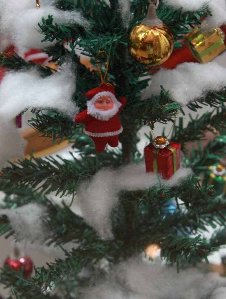 Наряженная ель в снегу. Декор заснеженной елки. Новогодняя зима. Украсим елку снегом. Декор заснеженной елки.