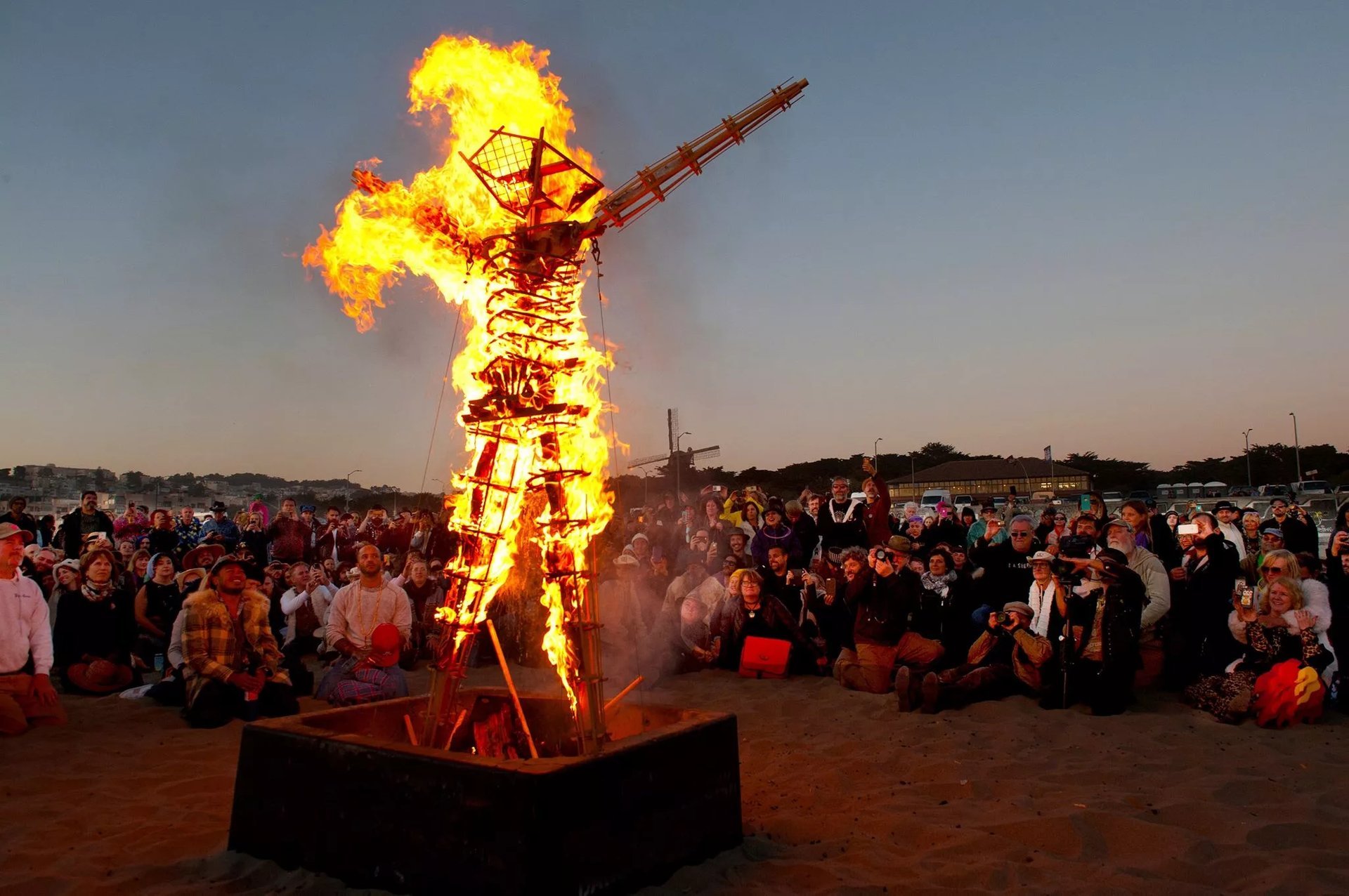 Горящий человек. Burning man («горящий человек») – Блэк-рок, Невада. Burning man 1998. Праздник Бернинг Мэн. Бернинг Мэн сжигание.