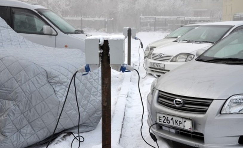 прогрев авто во дворе жилого дома. прогрев автомобиля во дворе. прогрев автомобиля во дворе. прогретый автомобиль зимой. подогрев авто на севере.