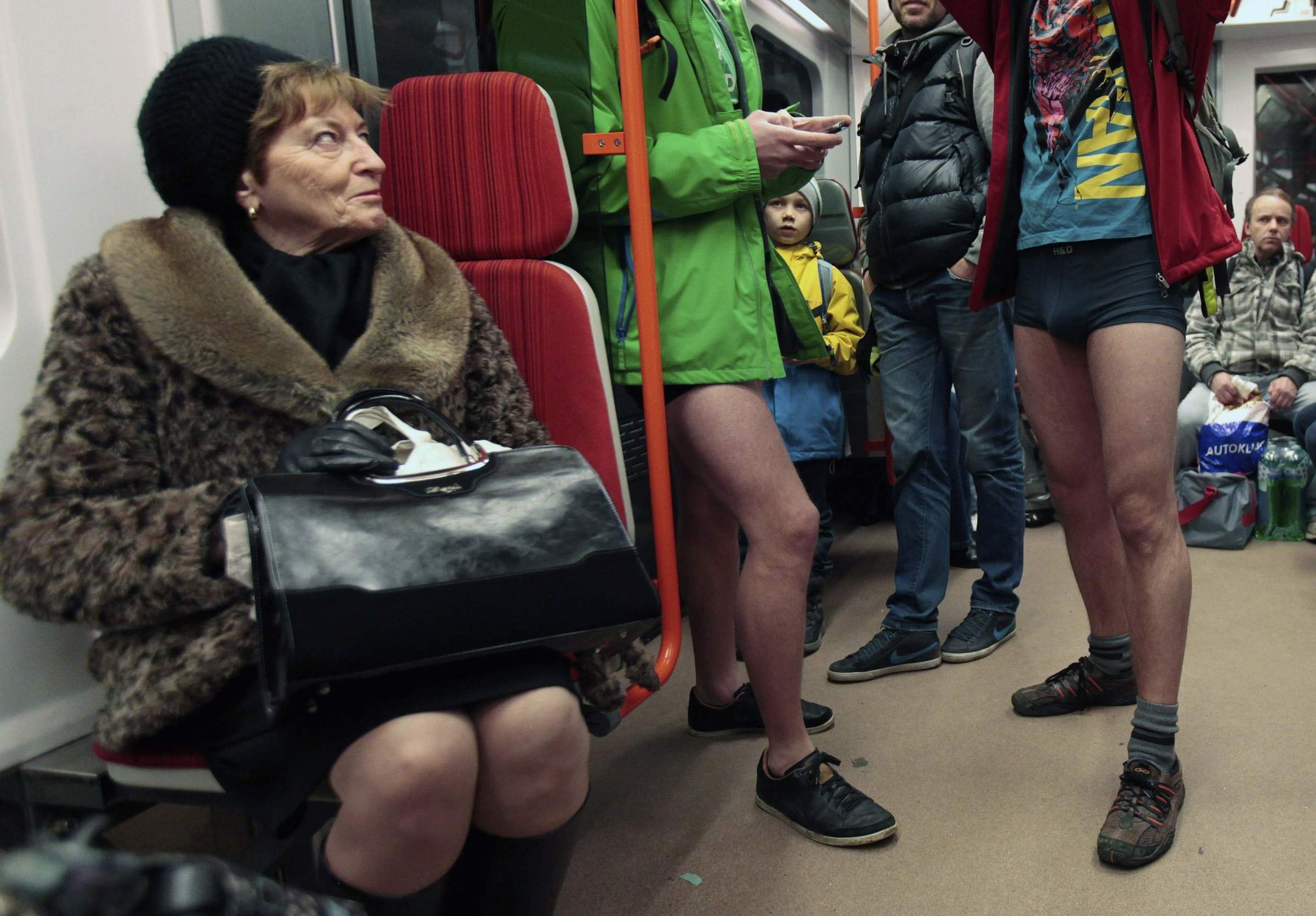 Тетки без цензуры. Женщины в общественном транспорте. Автобус с ногами. Женщины в метро. Ноги в метро.