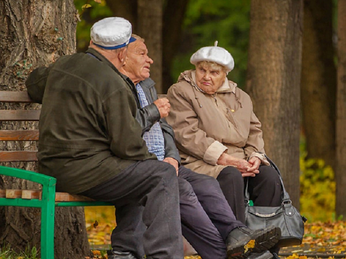 пожилая пара на скамейке в парке