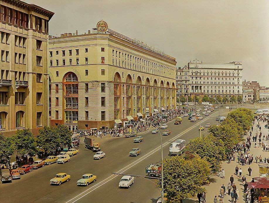 Московская советская. Центральный детский мир 1957. Детский мир в СССР YF ke,zyrb. Магазин детский мир Лубянка 1957. Детский мир на Лубянке СССР.