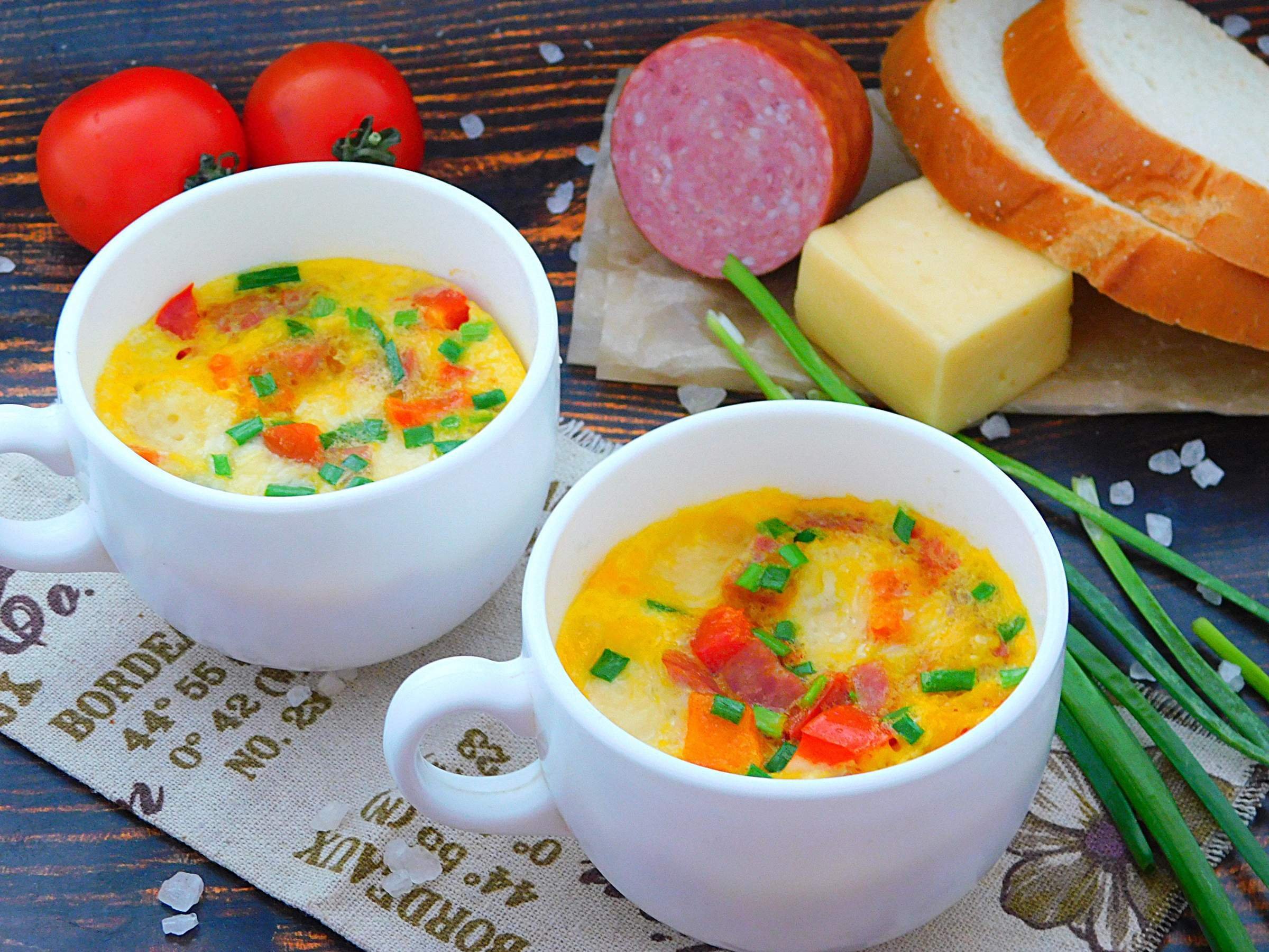 яичница в микроволновке в кружке. омлет в микроволновке. омлет в микроволновке. омлет в чашке. омлет с сыром в микроволновке в кружке.