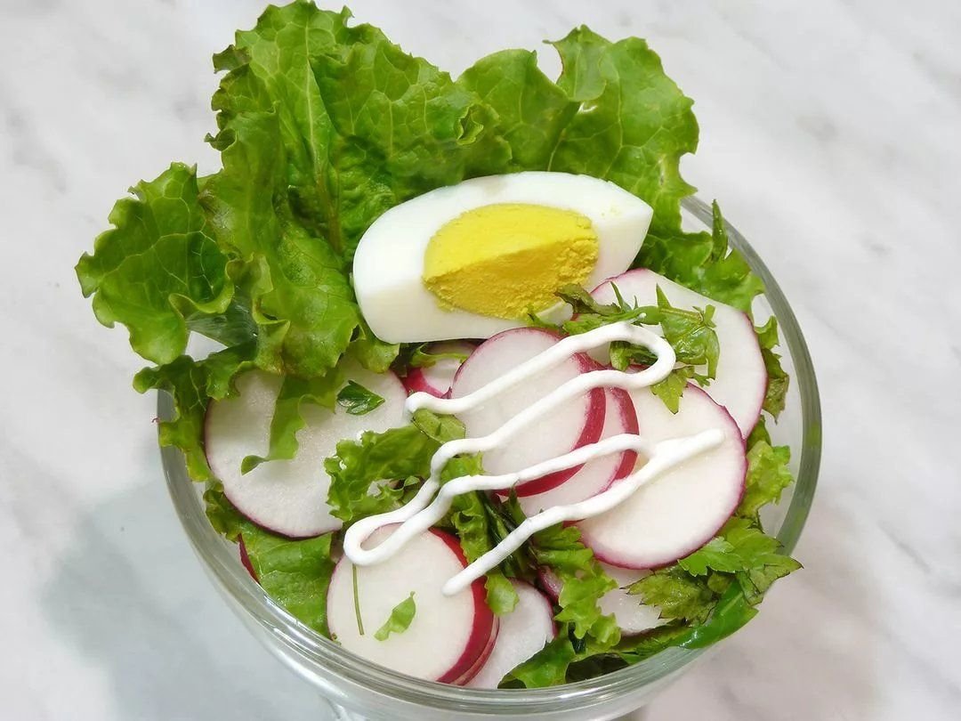 Салат яйца редис лук. Салат с редисом и огурцом и яйцом. Салат с редиской и яйцом. Салат из редиса с яйцом. Салат весенний.